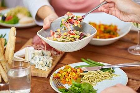 食物,饮食休闲人们吃沙拉晚餐人们桌子上吃沙拉食物图片