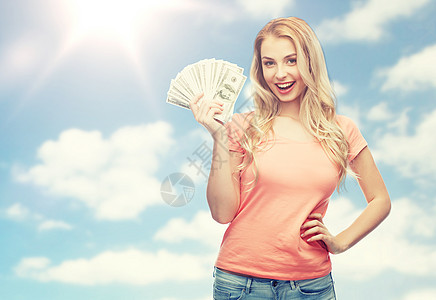 金钱,财政,投资,储蓄人的快乐的轻女人与美元现金蓝天云彩的背景快乐的轻女人用美元现金图片
