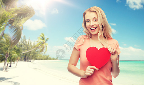 爱情,旅行,旅游,情人节人们的微笑的轻女人十几岁的女孩,异国情调的热带海滩与棕榈树背景的红色心形红色心形的快乐图片