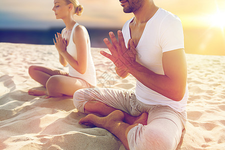 瑜伽,正念,谐人的亲密的夫妇冥想海滩亲密的情侣海滩上冥想图片