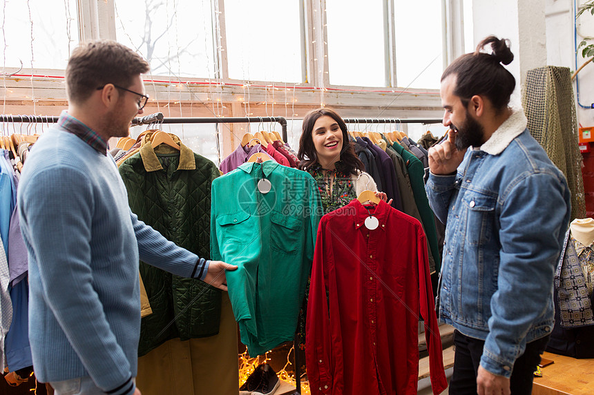 销售,购物,时尚人的朋友选择衣服老式服装店朋友们老式服装店挑选衣服