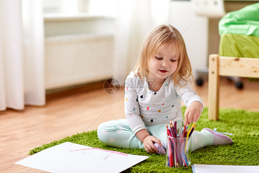 ‘~童,活动人的快乐的小小姐姐用蜡笔家里画画快乐的小小姐姐家里画画  ~’ 的图片