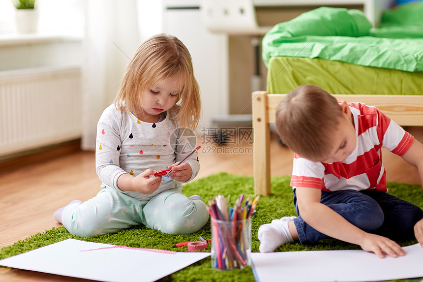 童,休闲人的快乐的孩子家里画画快乐的孩子家画画图片