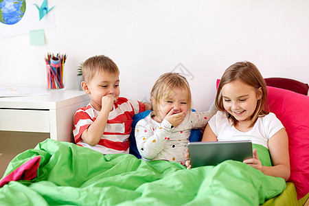 童,技术家庭小孩子家里床上平板电脑家里平板电脑的小孩子图片