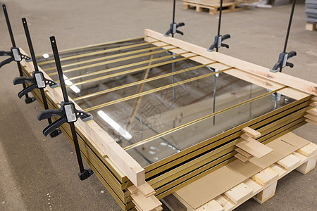 生产,制造行业镜板装载调色板上,并家具厂车间用棒厂车间家具厂带棒夹的镜板图片