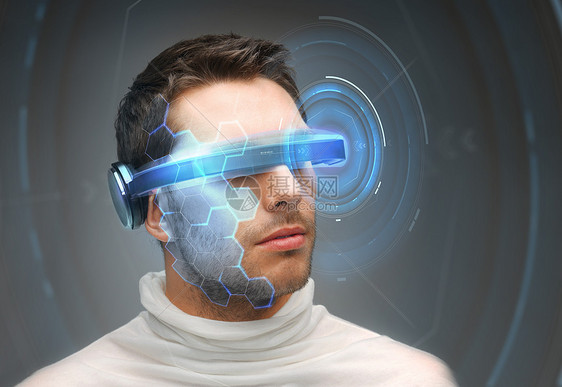 未来的技术人们的人三维眼镜与虚拟全息图灰色背景人三维眼镜与虚拟全息图图片