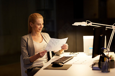 商业,截止日期技术商人与文件计算机工作夜间办公室带着文件夜间办公室工作的女商人图片
