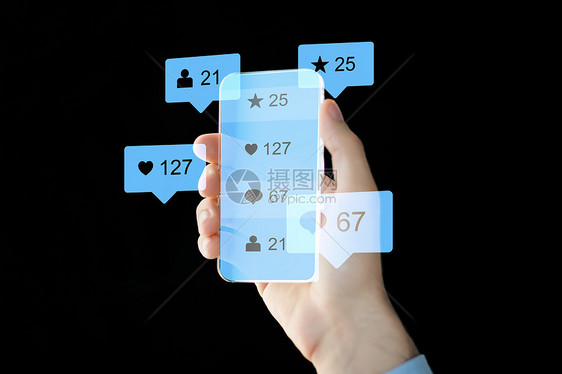 现代技术人的近距离的男手持透明的智能手机与社交媒体图标黑色背景手机上社交媒体图标图片