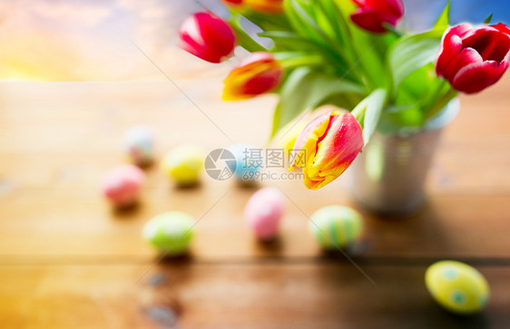 复活节,假日传统郁金香花彩色鸡蛋木桌上郁金香花复活节彩蛋图片