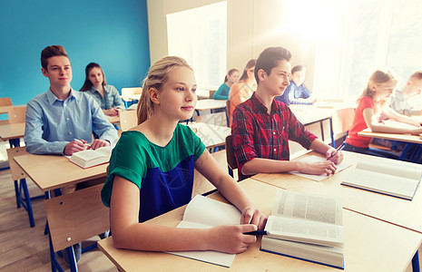 教育学人的群学校上课时带书的学生群学校上课时带书的学生图片