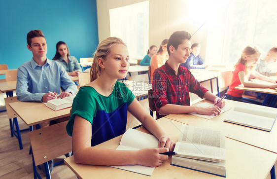 教育学人的群学校上课时带书的学生群学校上课时带书的学生图片