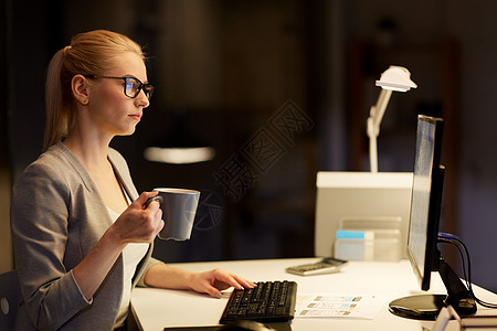 商业,截止日期技术女商人与电脑工作夜间办公室喝咖啡晚上办公室的女商人喝咖啡图片