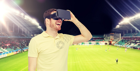 三维技术,虚拟现实,体育,娱乐活动人的快乐的轻人与虚拟现实耳机3D眼镜足球场的背景人虚拟现实耳机足球场上图片