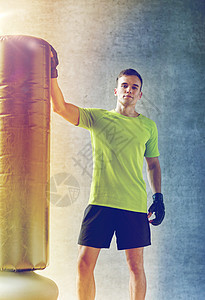 健身房戴拳击手套拳击袋的男人图片