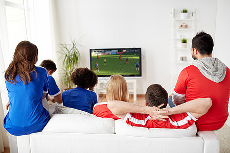 体育,人娱乐活动朋友球迷家里看足球比赛足球迷家看电视上的足球比赛背景图片