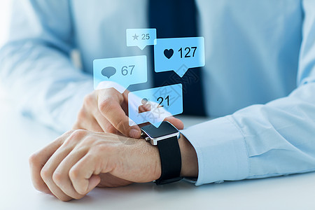 商业,技术人的近距离的男手戴着智能手表与社交媒体图标手与智能手表社交媒体图标图片