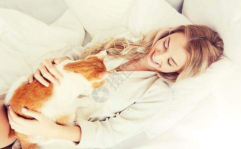 宠物,早上,舒适,休息人们的快乐的轻女人猫床上家快乐的轻女人猫床上家图片