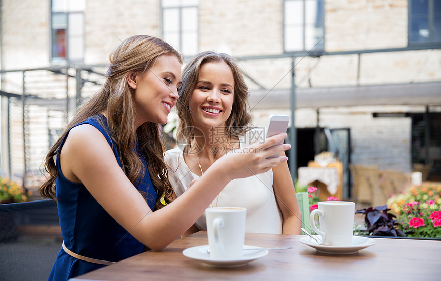 ‘~技术,生活方式人们的快乐的轻女用智能手机户外咖啡馆喝咖啡轻的表妹咖啡馆里着智能手机咖啡  ~’ 的图片