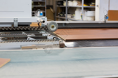 生产制造木工行业家具厂车间输送机上的纸板加工家具厂输送机上的排屑板图片