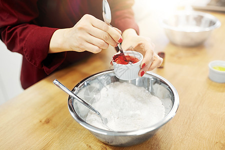 烹饪,烘焙人们的厨师手与粉碗食品颜色添加剂制造糊厨师用粉把食物的颜色加碗里图片