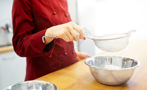 烹饪食物,烘焙人们的厨师与过滤器筛粉碗制作糊厨师用粉碗里糊图片