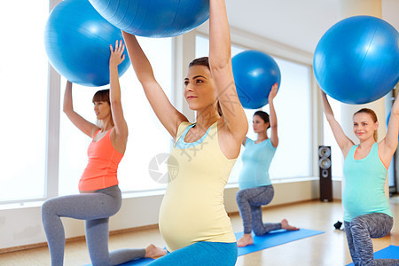 怀孕,运动,健身健康的生活方式群快乐的孕妇健身房用运动球训练孕妇健身房用运动球训练图片