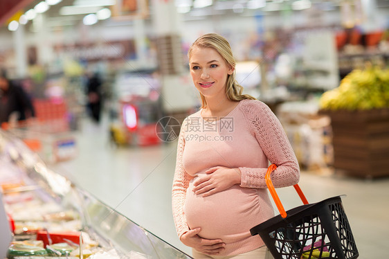 销售,购物,怀孕人们的快乐的孕妇与篮子杂货店超市孕妇带着购物篮杂货店图片