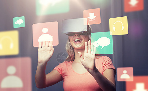 技术,虚拟现实,娱乐活动人的快乐的轻妇女与虚拟现实耳机3D眼镜玩游戏家里看菜单图标投影女虚拟现实耳机3D眼镜图片