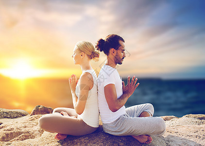 瑜伽,正念,谐人的幸福的夫妇冥想莲花姿态户外的海洋背景快乐的夫妇户外瑜伽冥想图片