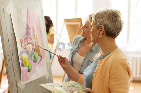 创造力,教育人的女艺术家学生与画笔调色板绘画画架艺术学校工作室艺术学校画笔绘画的女人图片