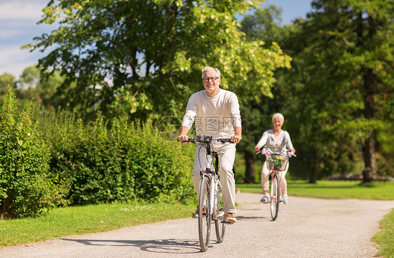 积极的老,人生活方式的快乐的老夫妇骑自行车夏季公园快乐的老夫妇夏季公园骑自行车图片