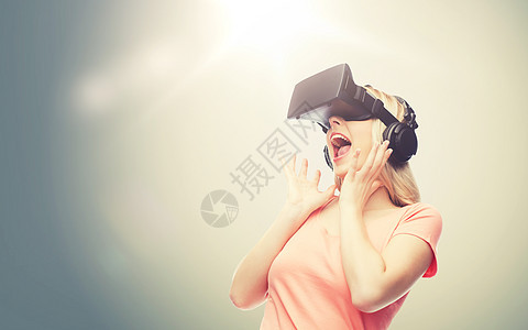 技术,虚拟现实,娱乐活动人们的快乐的轻妇女与虚拟现实耳机3D眼镜耳机灰色背景女虚拟现实耳机3D眼镜图片