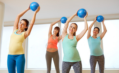 怀孕,运动,健身健康的生活方式群快乐的孕妇健身房用小运动球训练孕妇健身房用运动球训练图片
