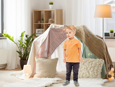 童,时尚,快乐人的快乐的小男孩家里的孩子房间帐篷背景快乐的小男孩家图片
