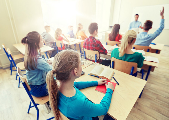 教育高中教学学人的群快乐的学生课堂上举手老师群高中生老师图片