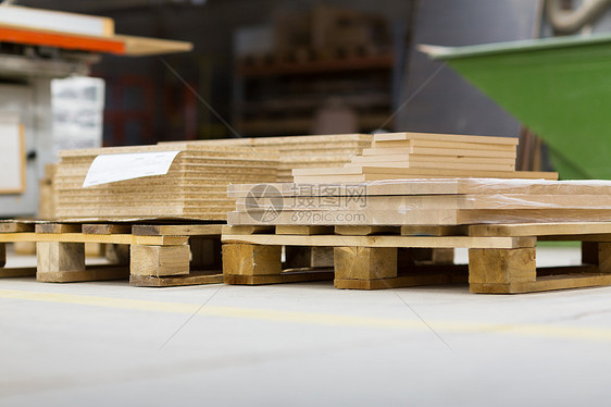 生产制造木工行业存放家具厂的木板芯片板存放工厂的木板芯片板图片