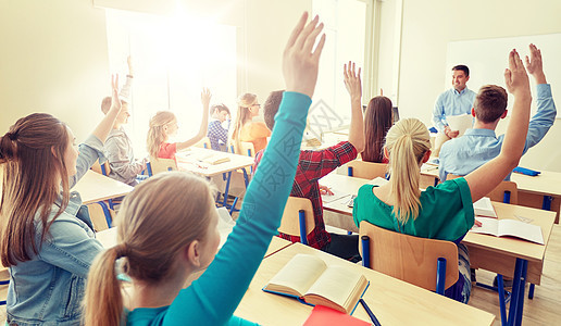 教育高中教学学人的群快乐的学生课堂上举手老师群高中生老师图片