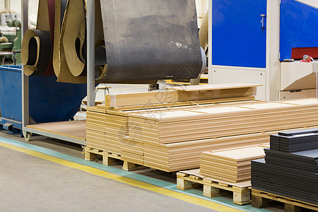 生产制造木工行业车间木制中密度纤维板车间木工厂的木板图片
