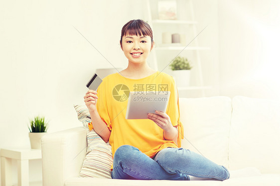 人,互联网银行,网上购物,技术电子货币快乐的亚洲轻妇女坐沙发上,平板电脑电脑信用卡家快乐的亚洲女人与平板电脑图片