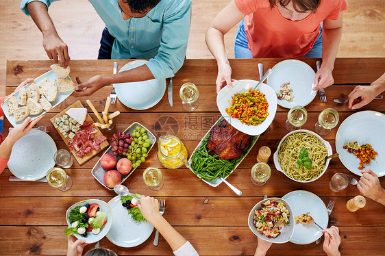 感恩节,饮食休闲群人餐桌上吃晚饭群人桌子上吃食物图片