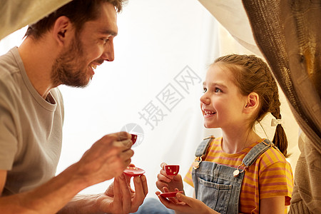 家庭,潮格人的快乐的父亲小女儿孩子们的帐篷里晚上家玩茶话会家庭孩子们的帐篷里玩茶话会图片