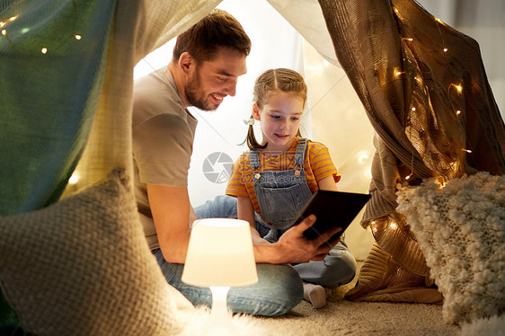 家庭,技术快乐的父亲小女儿孩子们的帐篷里晚上家用平板电脑电脑家里平板电脑孩子们的帐篷里图片