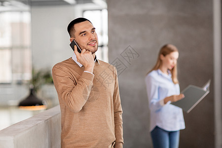 商人,技术企业微笑的商人办公室打电话给智能手机商人办公室打电话给智能手机图片
