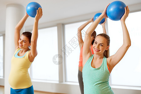 怀孕,运动,健身健康的生活方式群快乐的孕妇健身房用小运动球训练孕妇健身房用运动球训练孕妇健身房用运动球训图片