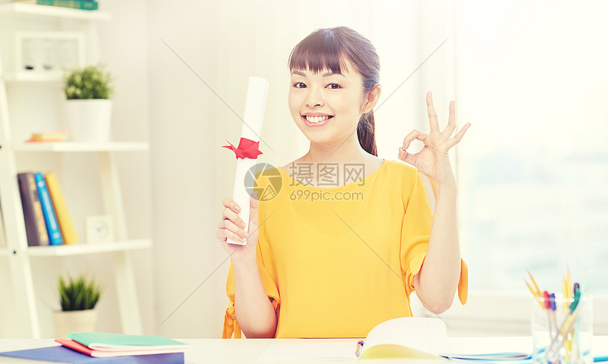 人,教育,学校,毕业学的快乐的亚洲轻女子学生与文凭卷轴家里OK手标志快乐的亚洲女学生,家里文凭快乐图片