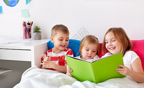 童,休闲家庭孩子们家床上看书小孩子家床上看书小孩子家床上看书图片