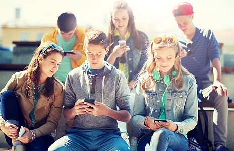 青少朋友用智能手机户外网瘾少图片