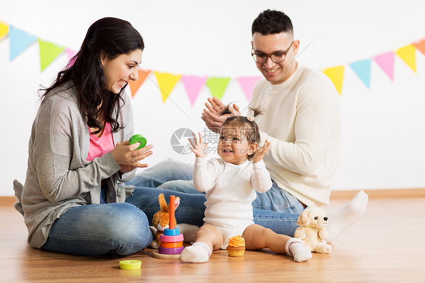 ‘~家庭,假期人的快乐的母亲,父亲小女儿生日聚会上玩玩具拍手带着父母玩耍拍手的女婴带着父母玩耍拍手的女婴  ~’ 的图片