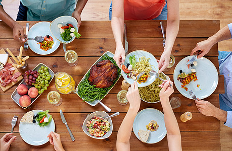 感恩节,饮食休闲群人餐桌上吃晚饭群人桌子上吃食物群人桌子上吃食物图片