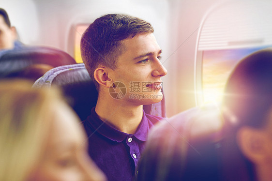 运输,旅游航空飞行快乐的轻人乘飞机舷窗背景下旅行快乐的轻人乘飞机旅行快乐的轻人乘飞机旅行图片